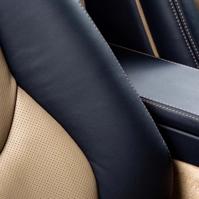 カラフルなパッチワークのカーシートカバー